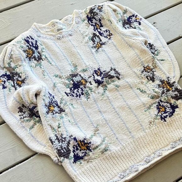 Vintage 90s White Flower Patterned Crewneck Sweater. Sz M - Picture 2 of 4